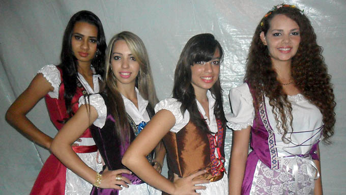 Da esq. para a dir., a corte eleita na 5ª Festa da Descendência Alemã: Bianca Roberta Silva Laure (1ª princesa); Amanda Gonçalves Langholz (Rainha); Nicoly Maria Hoffmann Bredoff (2ª princesa); e Thaís Dantas Weberling (Miss Simpatia ACDATO)