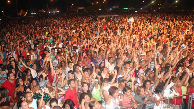Uma verdadeira multidão de mais de 15 mil pessoas compareceu à Pampulhinha para ver Léo Magalhães cantar os seus sucessos