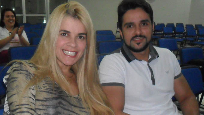 O casal Fabiane Amaral (cunhada) e Fred (irmão de Léo Magalhães) foi responsável pela produção do show