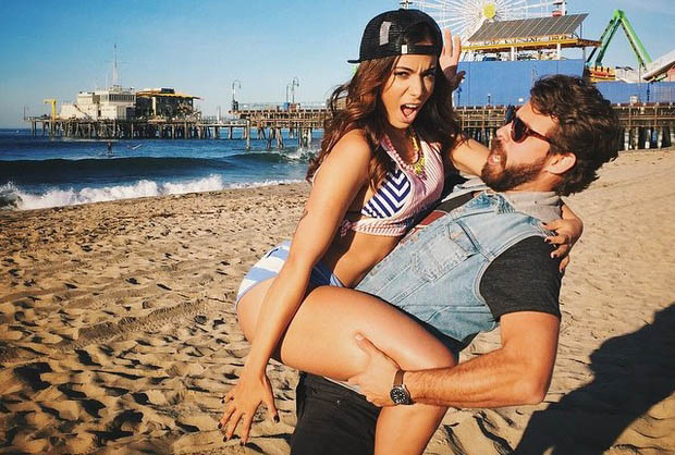 A funkeira Anitta se diverte durante ensaio (reprodução/Instagram)