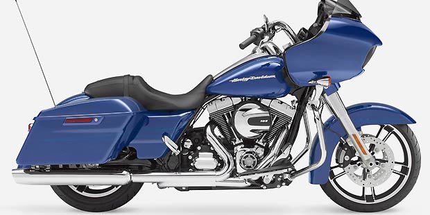 As malas laterais são da mesma cor da moto e da fácil abertura