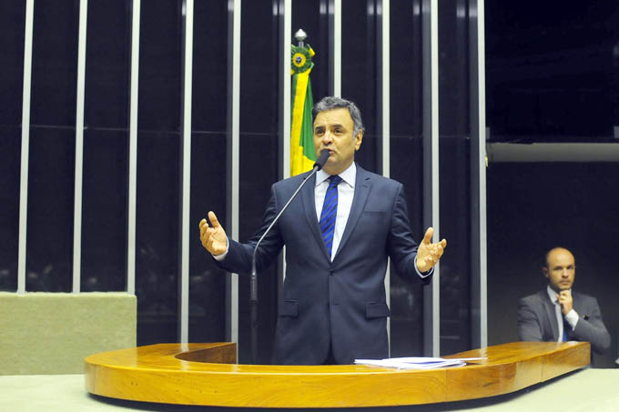 Para o senador mineiro Aécio Neves, a presidente da República quer colocar o Congresso Nacional de cócoras