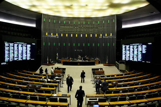 Apesar do aumento, que elevou o salário dos deputados para R$ 33,7 mil, os parlamentares trabalharão no máximo nove dias