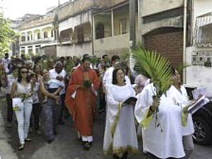 Imagem mostra padre em procissão de Ramos neste domingo (Foto: Divulgação/Arquidiocese)
