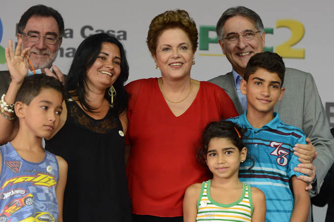 Juntos, a presidenta Dilma, o governador Pimentel e o ministro Patrus Ananias, entregaram uma das residências do conjunto para Karina Silva da Costa, que por sorteio, recebeu a casa toda mobiliada