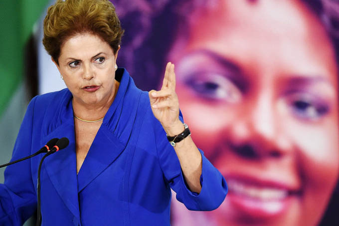 Dilma discursa: pode-se falar a verdade, pode-se falar a mentira... (Evaristo Sa/AFP)
