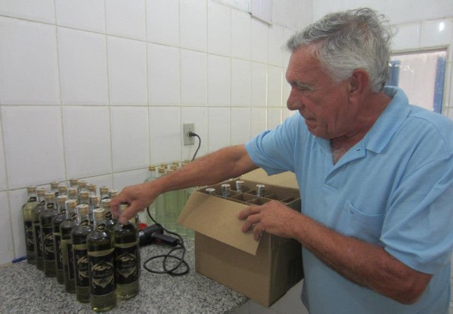 Seu Expedito engarrafando a cachaça Ibituruna – Foto: Divulgação / Alambique Fazenda Itatinga
