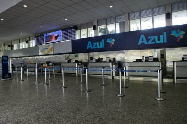 Na manhã desta segunda, guichês vazios da Azul (Foto: MARIELA GUIMARAES / O TEMPO)