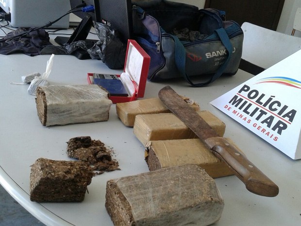 Droga estava escondida dentro de uma bolsa (Foto: Divulgação/PM)
