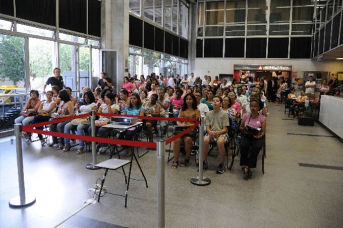 A polêmica envolve 98 mil funcionários, na maioria professores, faxineiros e vigilantes de escolas públicas de Minas Gerais