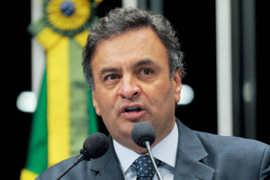 Aécio Neves é senador pelo PSDB-MG. Foi candidato à presidência em 2014 e governador de Minas Gerais entre 2003 e 2010. É formado em Economia pela PUC-MG.