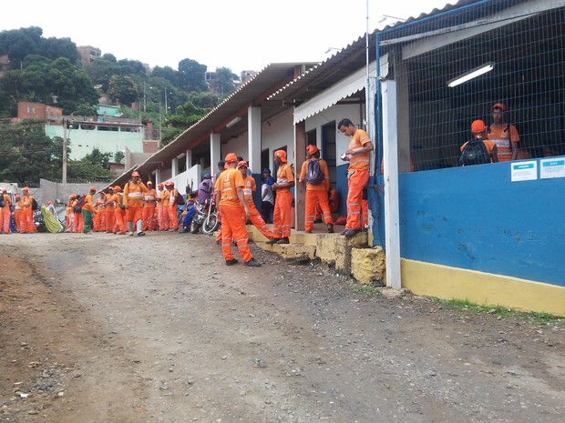 Quase 200 funcionários da limpeza urbana paralisaram as atividades Valadares (Foto: Fabiana Conrado/G1)