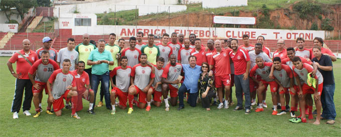 O prefeito Getúlio Neiva posou com toda a equipe do América, acompanhado do presidente da Câmara Municipal, vereador Northon Neiva (que tem assumido a campanha de arrecadação de recursos em prol do clube). A vereadora Vânia Resende também estava presente