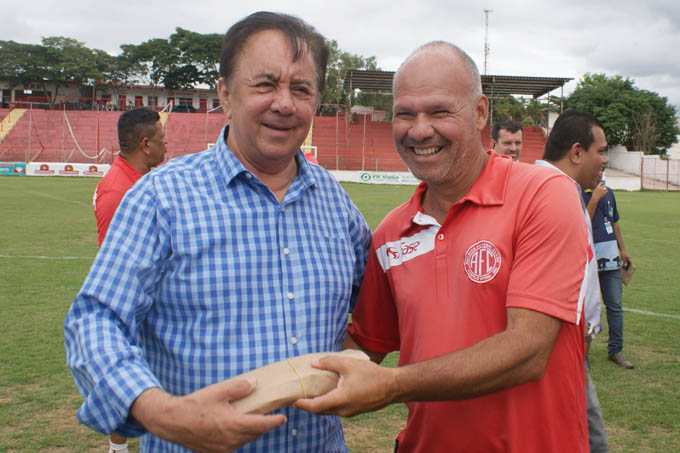 Ao entregar a bonificação nas mãos do técnico Marcelo Buarque, Getúlio Neiva lembrou que esse é um sonho de todos. A bonficação ele está dando com recursos pessoais, e não públicos
