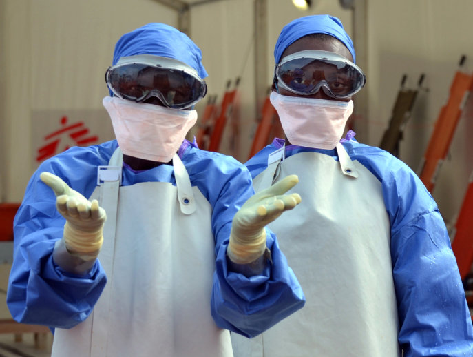 Profissionais de saúde do grupo Médicos Sem Fronteiras trabalham na Libéria, um dos países mais afetados pelo ebola, em 18 de outubro de 2014