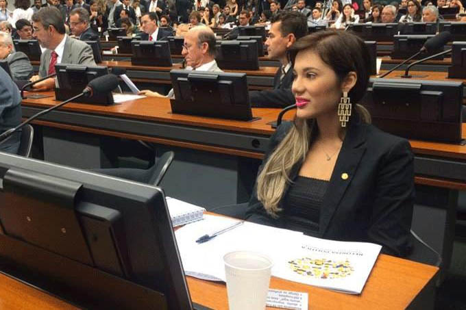 A deputada federal Brunny Gomes no plenário da Câmara dos Deputados, em Brasília