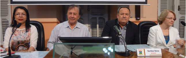 Na Mesa Diretora dos Trabalhos: a superintendente regional de Ensino, Maria Helena Costa Salim; o prefeito municipal Getúlio Neiva; o presidente da Câmara, vereador Northon Neiva, e a secretária municipal de Educação, Iracema das Graças