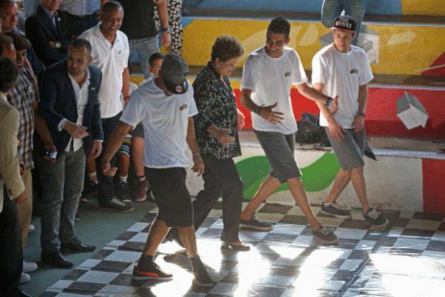 Até a presidente Dilma arriscou uns passinhos durante a sua campanha à reeleição