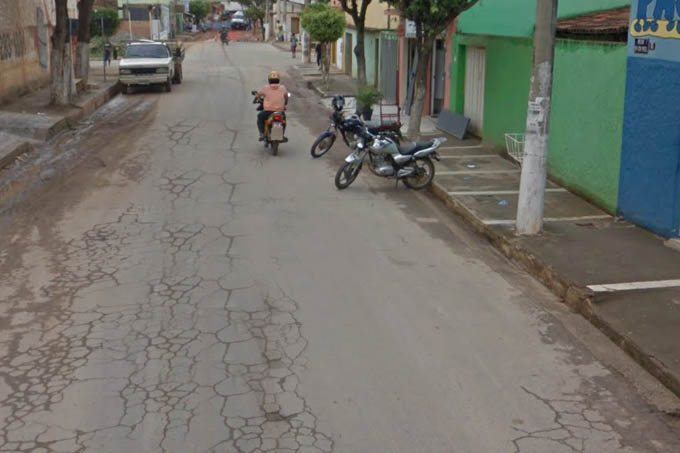 A Rua Prof. Glória Penchel, no Bairro Castro Pires, foi palco da barbárie (imagem: Google)