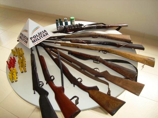 Armas apreendidas foram levadas à delegacia de Guanhães. (Foto: Divulgação/8ª Cia PM Ind MAT)