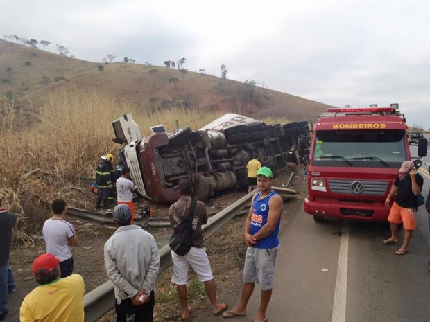 Motorista perdeu o controle da carreta em uma descida (Foto: Divulgação/Bombeiros)