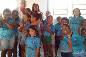 O Dr. Gilson, ao final da palestra, posou ao lado dos diretores e dos membros do Clube de Aventureiros Órion