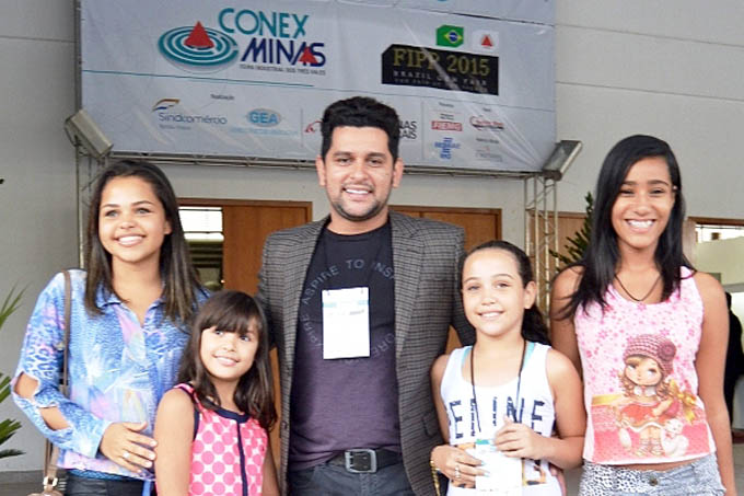 O cantor Léo Magalhães em visita à Conex Minas 2015