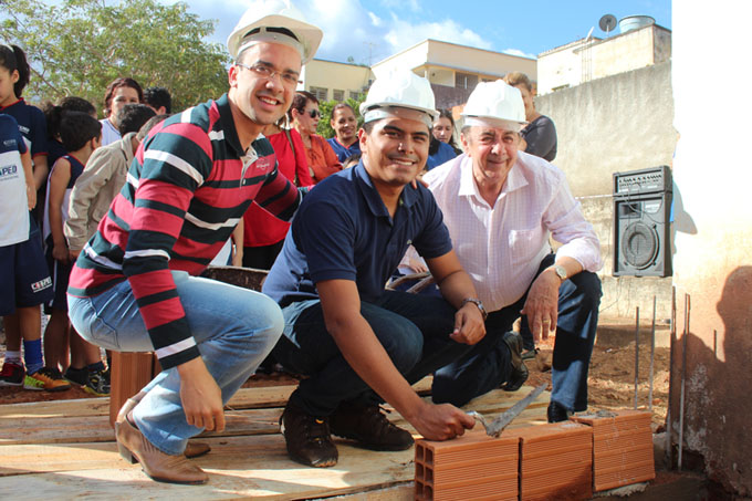 Colocação do primeiro tijolo do prédio, pelas mãos do presidente da UETO, Felipe Lemos, entre o vereador Thalles Contão e o prefeito Getúlio Neiva (foto: Gabriel Martins ASCOM PMTO)