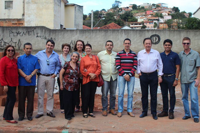 Autoridades presentes ao lançamento da pedra fundamental do prédio da nova sede da UETO
