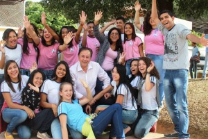 O prefeito Getúlio Neiva com estudantes que compareceram à solenidade de lançamento da pedra fundamental