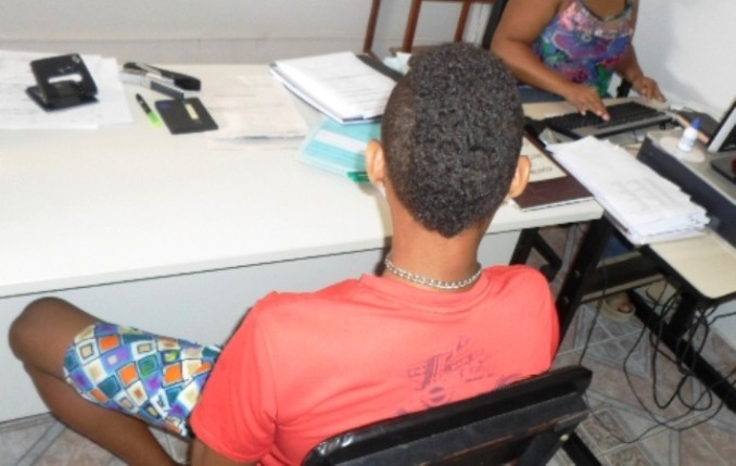 O adolescente, acompanhado da mãe, prestou depoimento na tarde desta segunda-feira (10) na delegacia de Polícia Civil de Araçuaí – Foto: Gazeta de Araçuaí