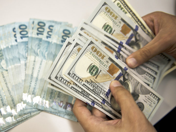 A queda do dólar contou com a ajuda do Banco Central (BC), que vendeu US$ 300 milhões em contratos de swap cambial tradicional (operações que equivalem à venda de dólares no mercado futuro). Foi a primeira vez em duas semanas que a autoridade monetária fez esse tipo de operação, que reduz a cotação da moeda