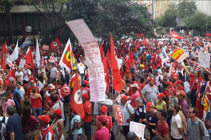 Manifestantes querem a manutenção do mandato de Dilma, mas são contrários a Eduardo Cunha e o ajuste fiscal