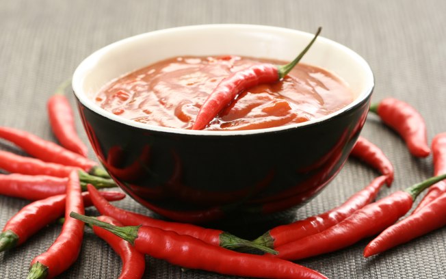 Hábito de comer alimentos picantes pode prolongar a vida, diz estudo chinês; tipo mais benéfico de pimenta ainda não foi estabelecido Comida picante: estudo associa consumo regular de alimentos apimentados a ma vida mais longa Getty Images Comida picante: estudo associa consumo regular de alimentos apimentados a ma vida mais longa Os fãs de pratos apimentados já podem comemorar: um estudo chinês relacionou a comida picante com a tendência de viver mais tempo. Embora ainda preliminares, as descobertas são animadoras. Os autores do estudo observaram a dieta de quase meio milhão de chineses durante anos e, entre as mortes que naturalmente aconteceram nesse período, os pesquisadores descobriram que aquelas pessoas que consumiam alimentos apimentados frequentemente tinham um risco 14% mais baixo de morrer em relação às que só comiam algo picante de vez em quando (menos do que uma vez por semana). Mesmo aqueles que faziam refeições picantes apenas um ou dois dias por semana tiveram vantagem sobre quem definitivamente não adicionava nada apimentado à comida. Além do risco de morte, os cientistas identificaram uma queda nos casos de câncer, doença isquêmica do coração e doenças respiratórias. Leia mais sobre pimenta Pimenta e cacau protegem fígado da cirrose causada por álcool e da hepatite C Pimenta e purê para perder peso A definição de comida apimentada, para o estudo, é o consumo frequente de diferentes tipos de pimenta, como as frescas, secas, óleo com pimenta ou molho de pimenta. Ainda não foi observado se as associações benéficas são um resultado direto do consumo de pimenta ou a pimenta está simplesmente presente em dietas saudáveis. O estudo não mostra se há diferenças na longevidade de acordo com o grau de ardência das pimentas. Estudos posteriores poderão esclarecer se uma pimenta mais ardida pode ser melhor - ou não - para prolongar a vida e reduzir riscos. Leia mais notícias de saúde Leia tudo sobre: saúde • pimenta • comida picante • longevidade compartilhe 65 7 0 1 0 Texto 0 Comentários d Relacionadas c Social mais lidas do Saúde 42 lendo Vacina contra meningite B: demora para tomar a segunda dose não traz problemas Minha Saúde Vacina contra meningite B: demora para tomar a segunda dose não traz problemas Comente essa notícia! 17 lendo Tem gastrite? Veja 14 atitudes que aliviam o desconforto causado pela doença Alimentação e Bem-Estar Tem gastrite? Veja 14 atitudes que aliviam o desconforto causado pela doença Comente essa notícia! 8 lendo Como controlar colesterol e triglicérides sem remédios Minha Saúde Como controlar colesterol e triglicérides sem remédios Comente essa notícia! 2 lendo Quatro dicas para os músculos crescerem na academia Alimentação e Bem-Estar Quatro dicas para os músculos crescerem na academia Comente essa notícia! 4 lendo Arroz branco ou integral? Descubra qual é a melhor escolha Minha Saúde Arroz branco ou integral? Descubra qual é a melhor escolha Comente essa notícia! 2 lendo Alimentação e Bem-Estar Dieta para reduzir o ácido úrico Zélia Salvador AssisZélia Salvador Assis Quais os peixes que devemos ingerir nesta dieta? 2 comentários 1 lendo 5 coisas que você não deve fazer se quer eliminar gordura corporal Alimentação e Bem-Estar 5 coisas que você não deve fazer se quer eliminar gordura corporal Comente essa notícia! mais recentes do Saúde