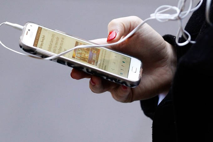 Pesquisa da Nielsen realizada com 2 000 pessoas em dezembro constatou que 54% dos compradores de e-books usam seus smartphones para ler ao menos em algum momento (Crédito: Brendon Thorne/Getty Images)
