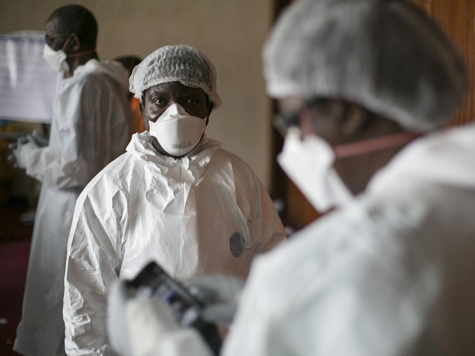 Médicos de Serra Leoa vestem roupas de proteção contra o vírus Ebola, em um hospital de Freetown, capital do país