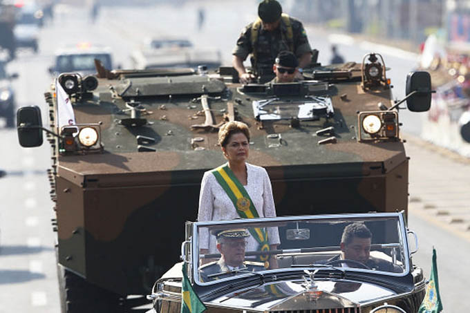 A presidente Dilma desfila em carro aberto na Esplanada dos Ministérios durante desfile de 7 de Setembro (Dida Sampaio/Estadão Conteúdo)