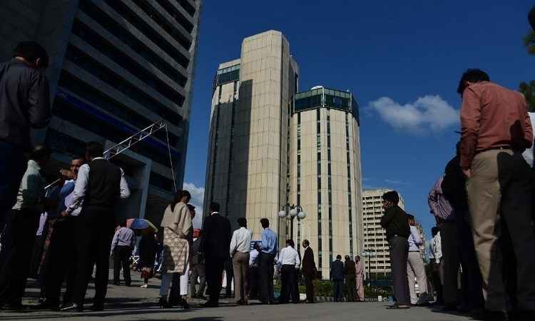 Prédios foram esvaziados após o tremor (foto: FAROOQ NAEEM / AFP)
