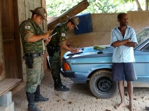 Aposentado Hélio Silva foi notificado por irregularidades ambientais (Foto: Patrícia Belo / G1)