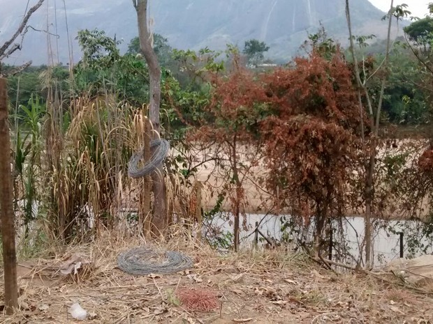 Construção embargada por está a 27 metros do leito do rio (Foto: Patrícia Belo / G1)