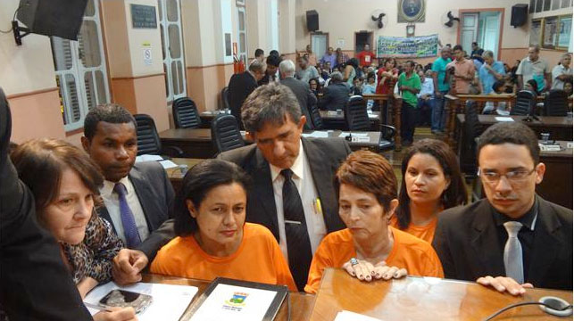 Integrantes do Sindicato dos Servidores Públicos Municipais de Teófilo Otoni (SINDISETO) no Plenário, debatendo com parlamentares e a Mesa Diretora