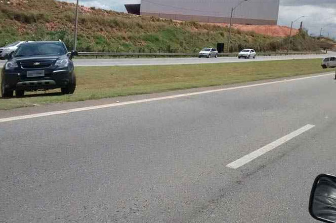 O trânsito leto faz muitos motoristas passarem pelo canteiro tentando mais agilidade