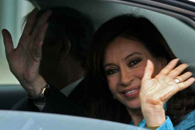 A esperada foto de Kirchner entregando o comando a Macri ficará no imaginário coletivo (foto: GERALDO CASO/AFP )