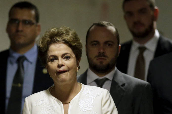A presidente Dilma Roussef, cercada de ministros e assessores, durante coletiva no Palácio do Planalto após o presidente da Camâra, Eduardo Cunha, autorizar a abertura de um processo de impeachment (Ueslei Marcelino/VEJA)