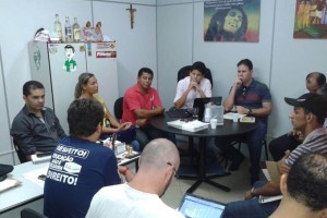 O vereador Daniel Sucupira em reunião no seu gabinete