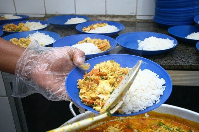 Cortar carne do cardápio da merenda escolar é apenas uma das medidas para conter a crise nas prefeituras
