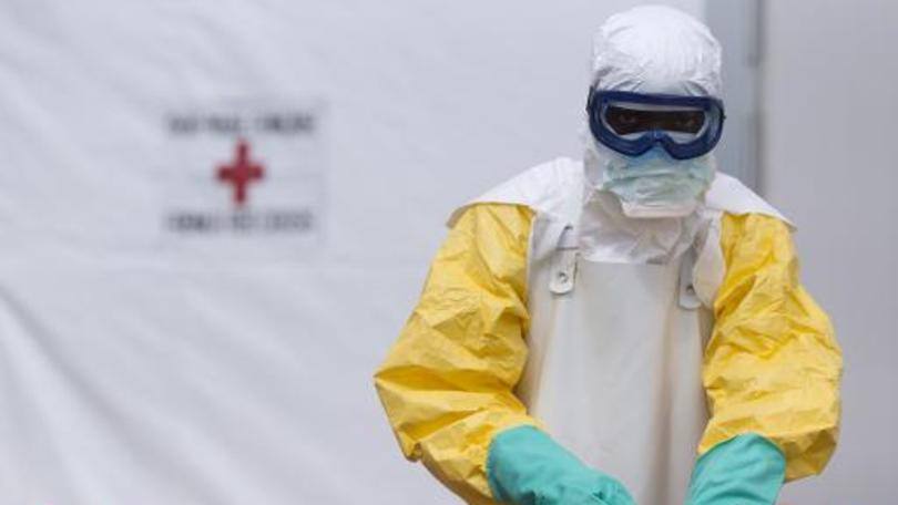 Funcionário trabalha em um centro de tratamento do ebola em Macenta, Guiné