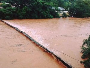 Ponte de Arame na cidade de Ferros foi levada pela chuva - Foto: Assessoria da Prefeitura de Ferros)