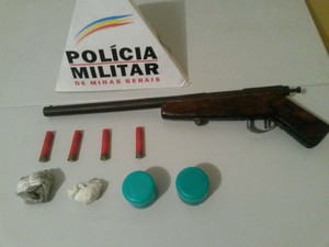 Drogas e espingarda apreendida com adolescente em Governador Valadares (MG) - Foto: Divulgação/Polícia Militar