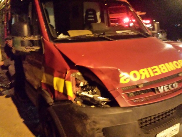 Ambulância do Corpo de Bombeiros danificada após bater em cavalo em Governador Valadares - Foto: Divulgação/Corpo de Bombeiros